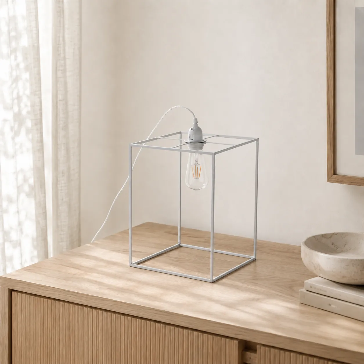 Lampada da tavolo Stick Tomasucci su un mobile in legno