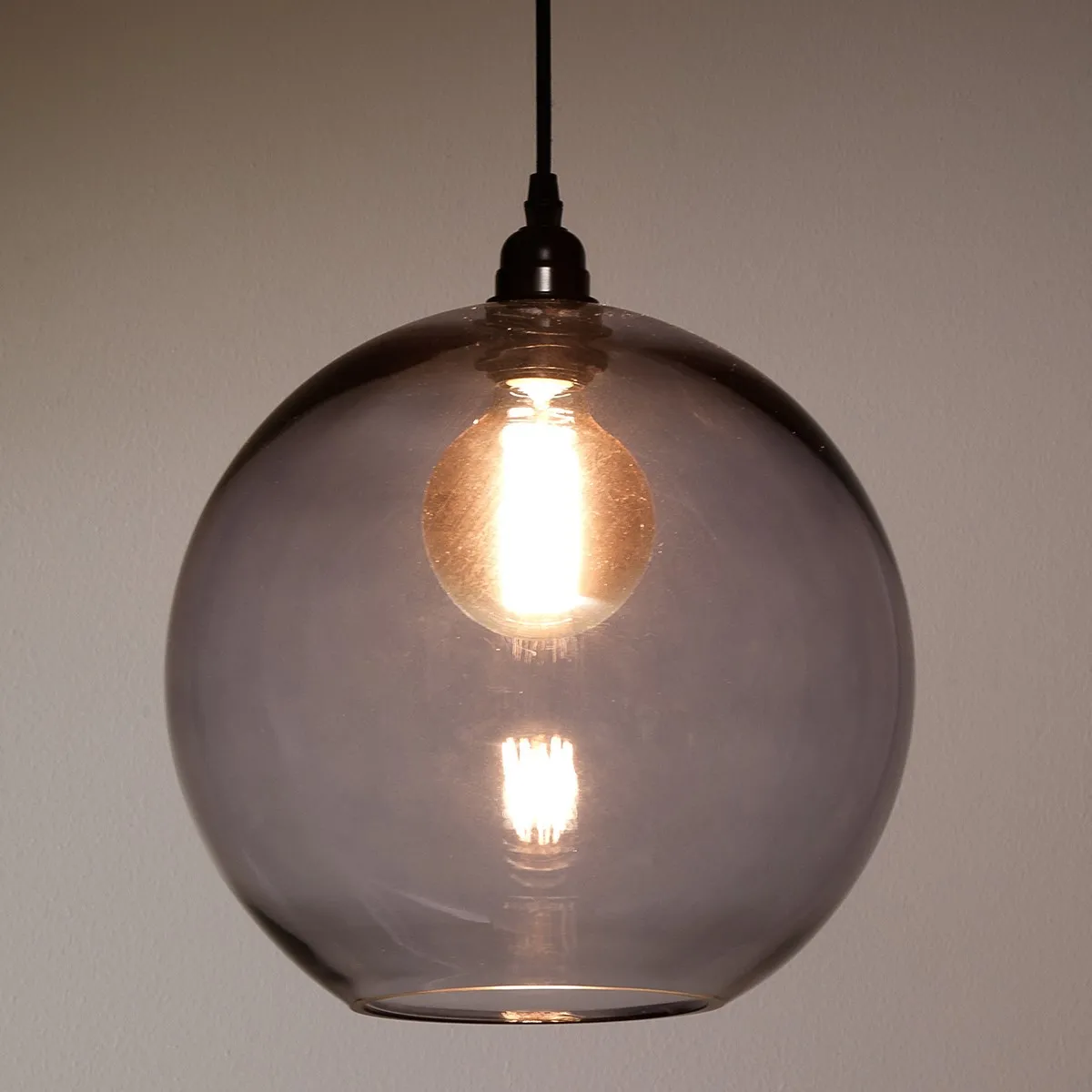 Lampadario Skittle-B Tomasucci a sfera in vetro fumé acceso