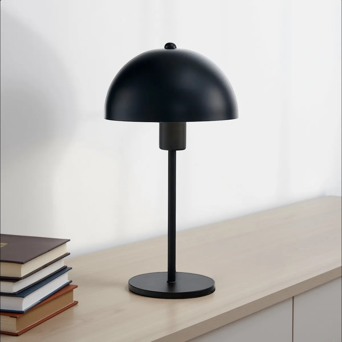 Lampada Flip Black Tomasucci nero opaco accanto a libri