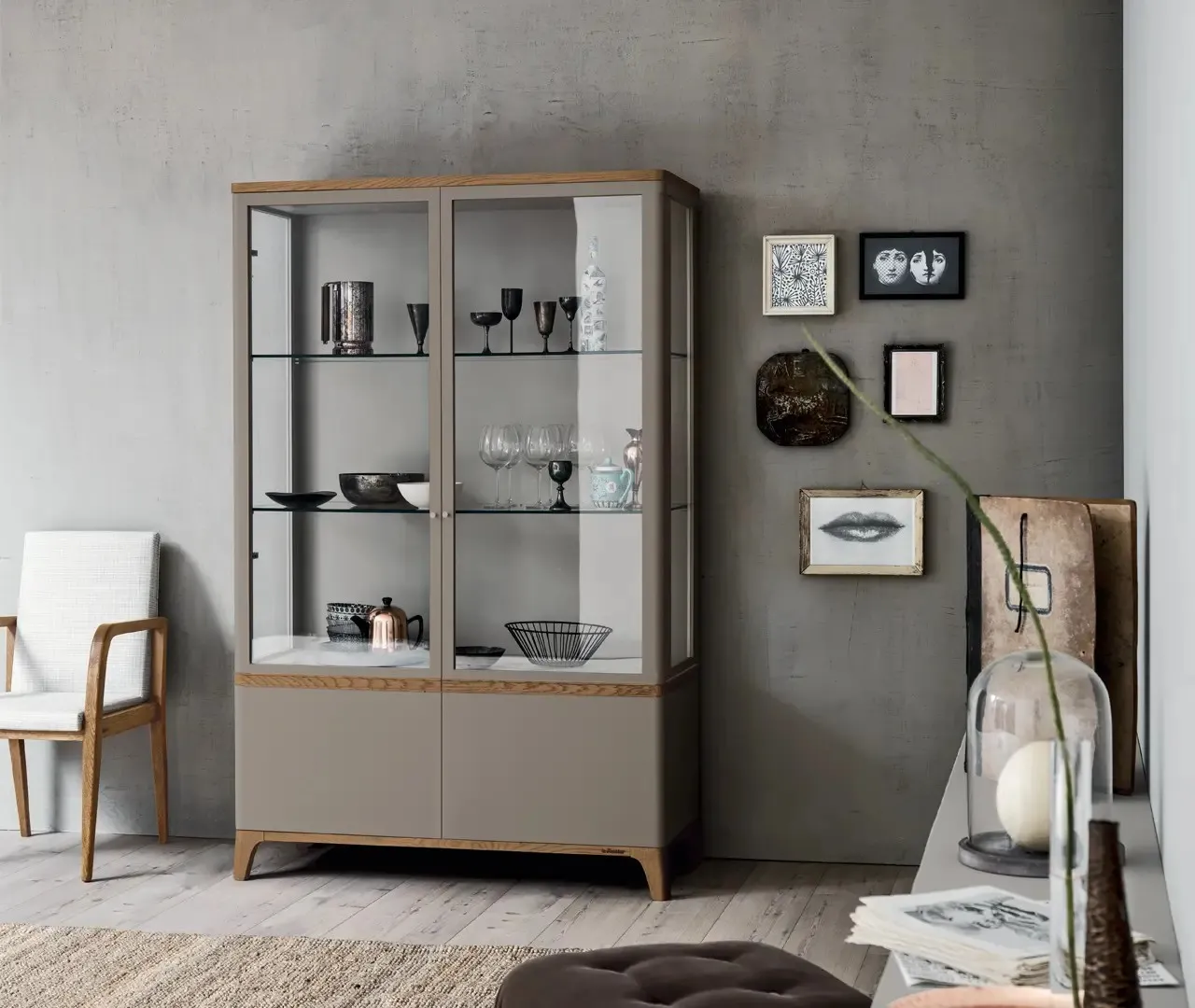 Argentiera Bali Le Fablier con teca in vetro e base laccata grigia, in rovere