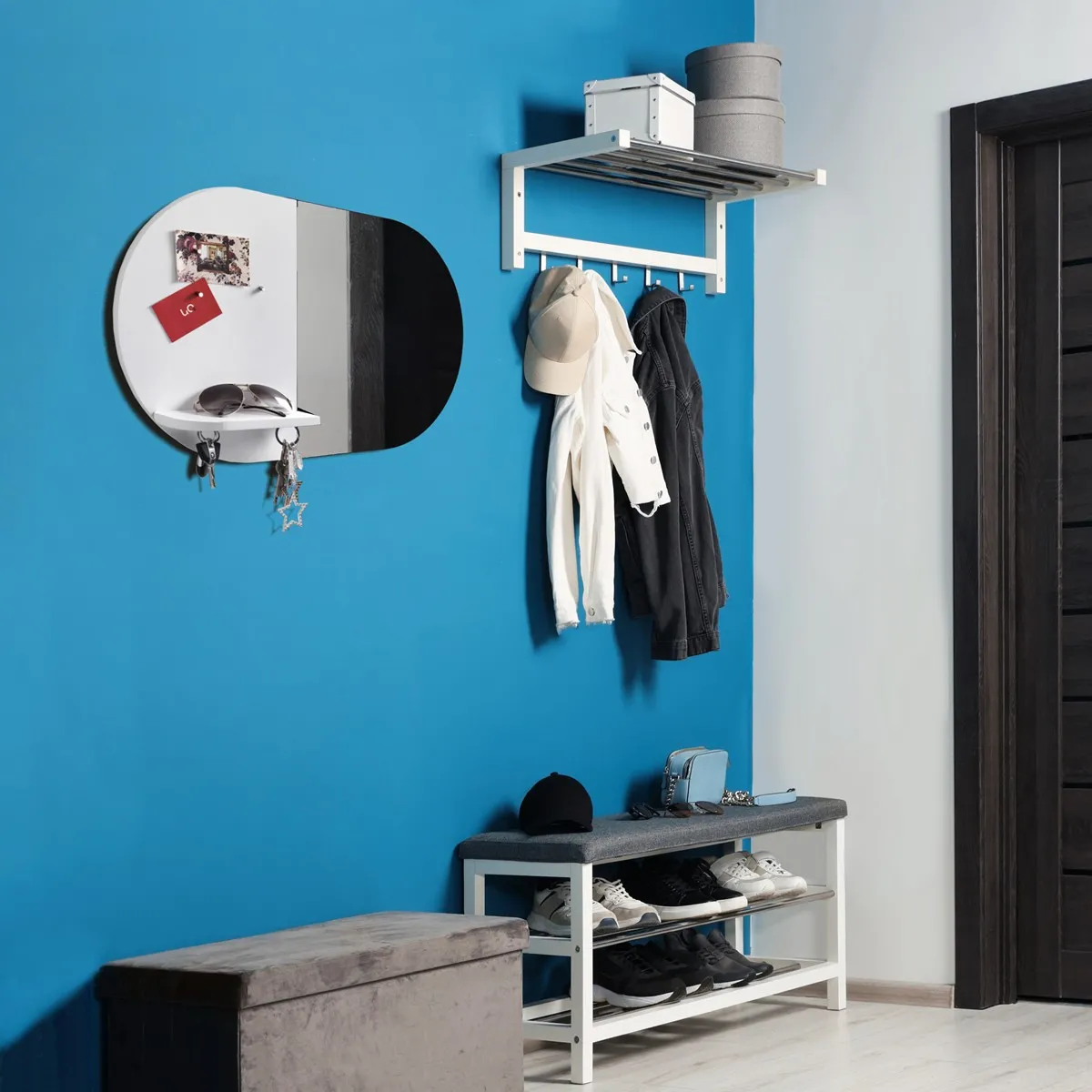 Specchio O-Reminder Tomasucci in un ingresso con parete blu
