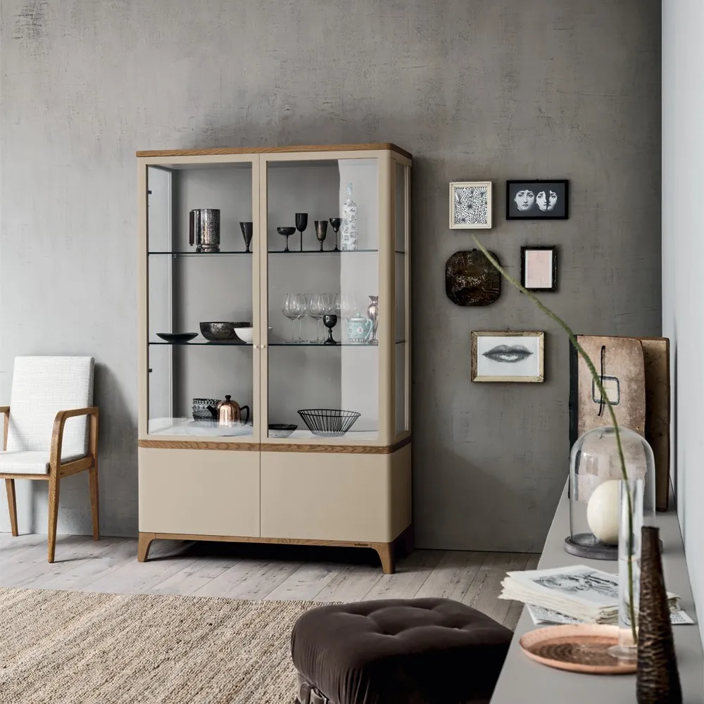 Argentiera Bali Le Fablier in rovere zenzero accanto a una poltroncina