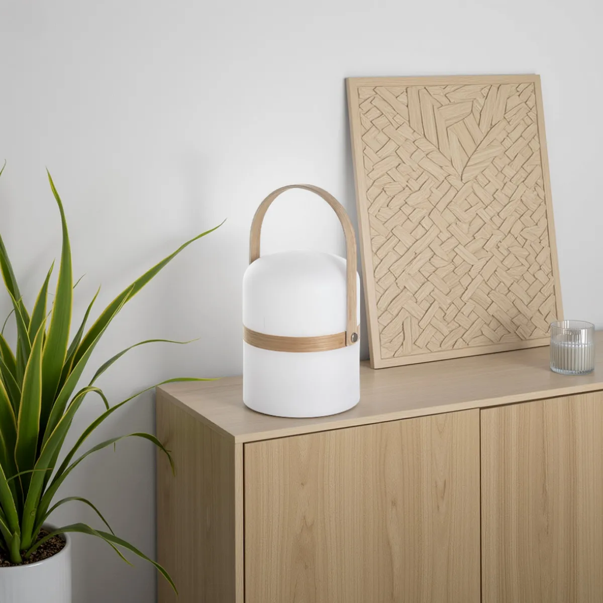 Lampada senza fili Pol Tomasucci su una credenza
