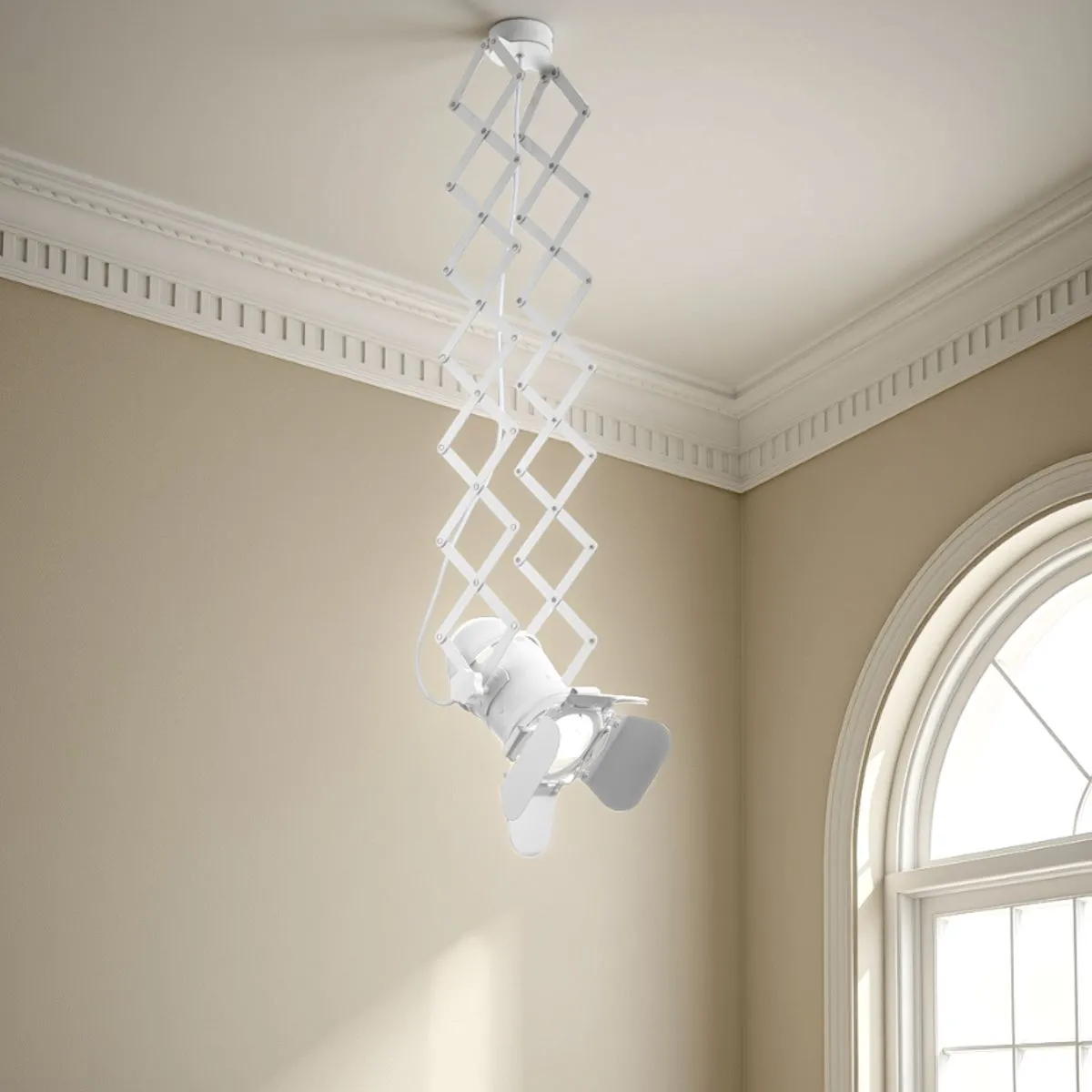 Lampadario a pantografo Extension White Tomasucci in una stanza