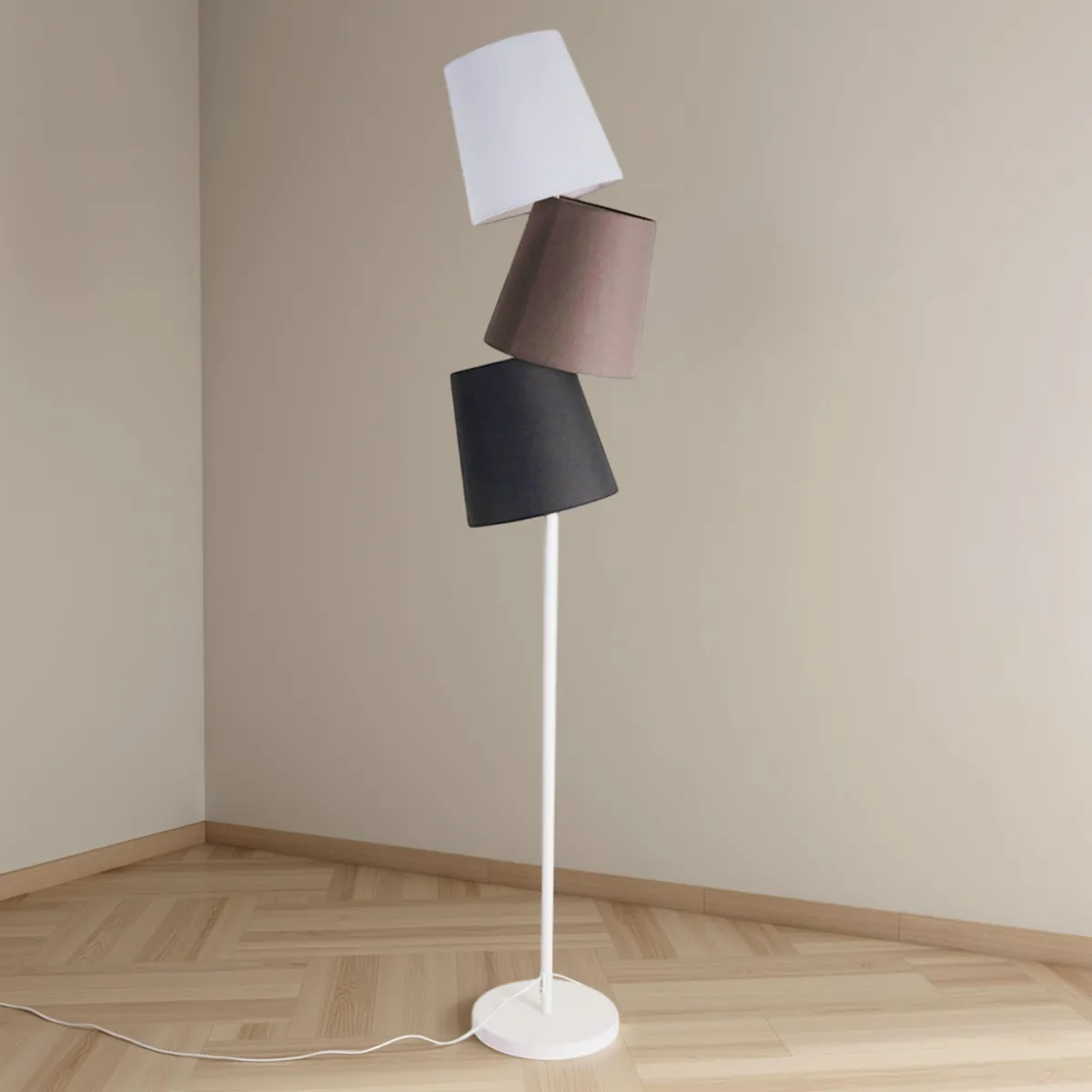 Lampada da terra Wry Colours Tomasucci in una stanza