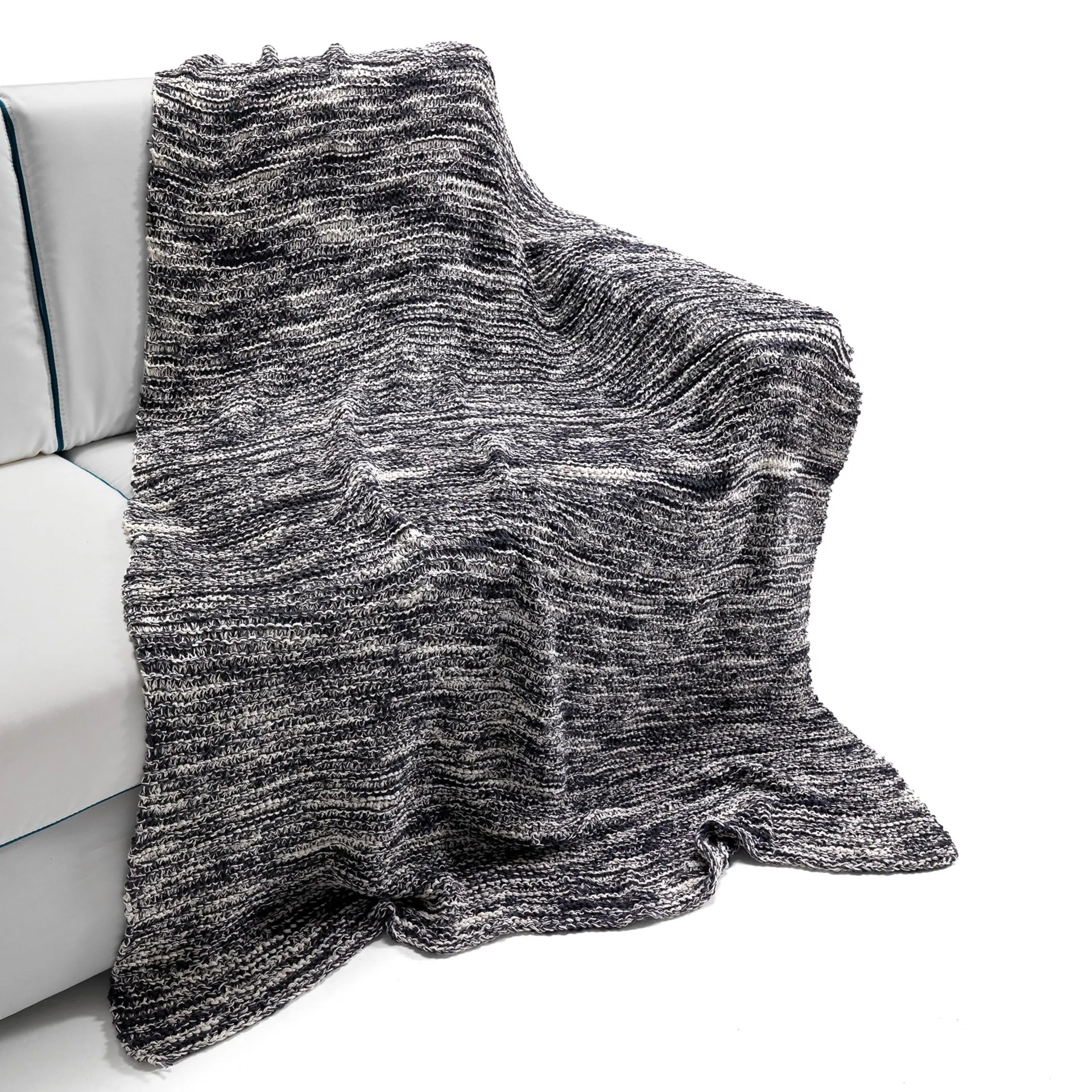 Plaid Blend Tomasucci in maglia mélange su un divano