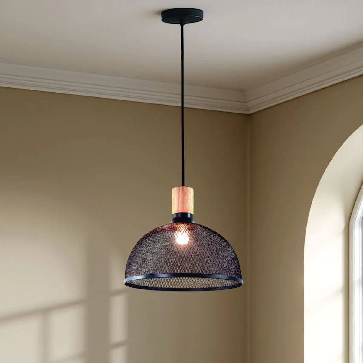 Lampadario Cap Tomasucci in rete nera in una stanza