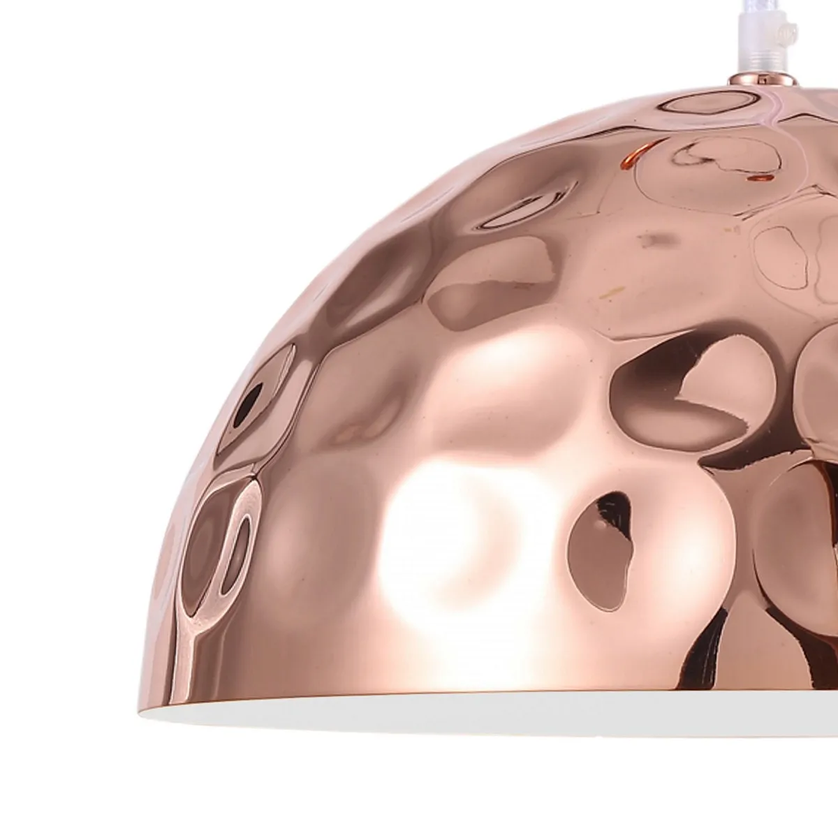 Dettaglio della superficie martellata del lampadario Bump Tomasucci