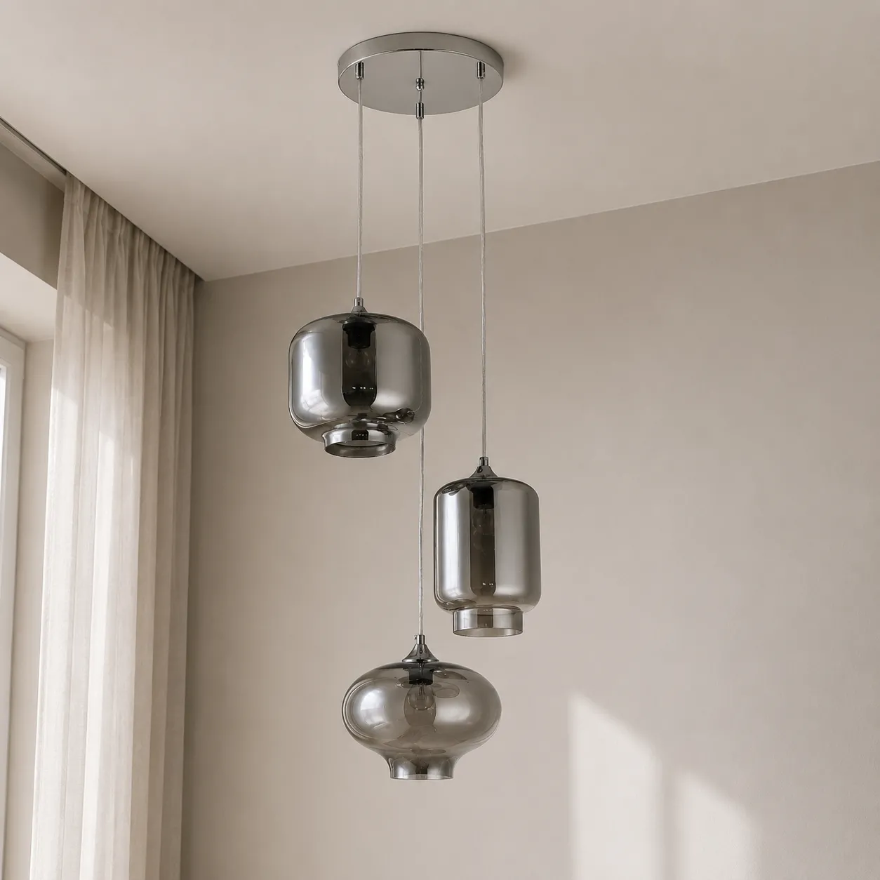 Lampadario Saky Smoked Mirror Tomasucci a tre luci in soggiorno