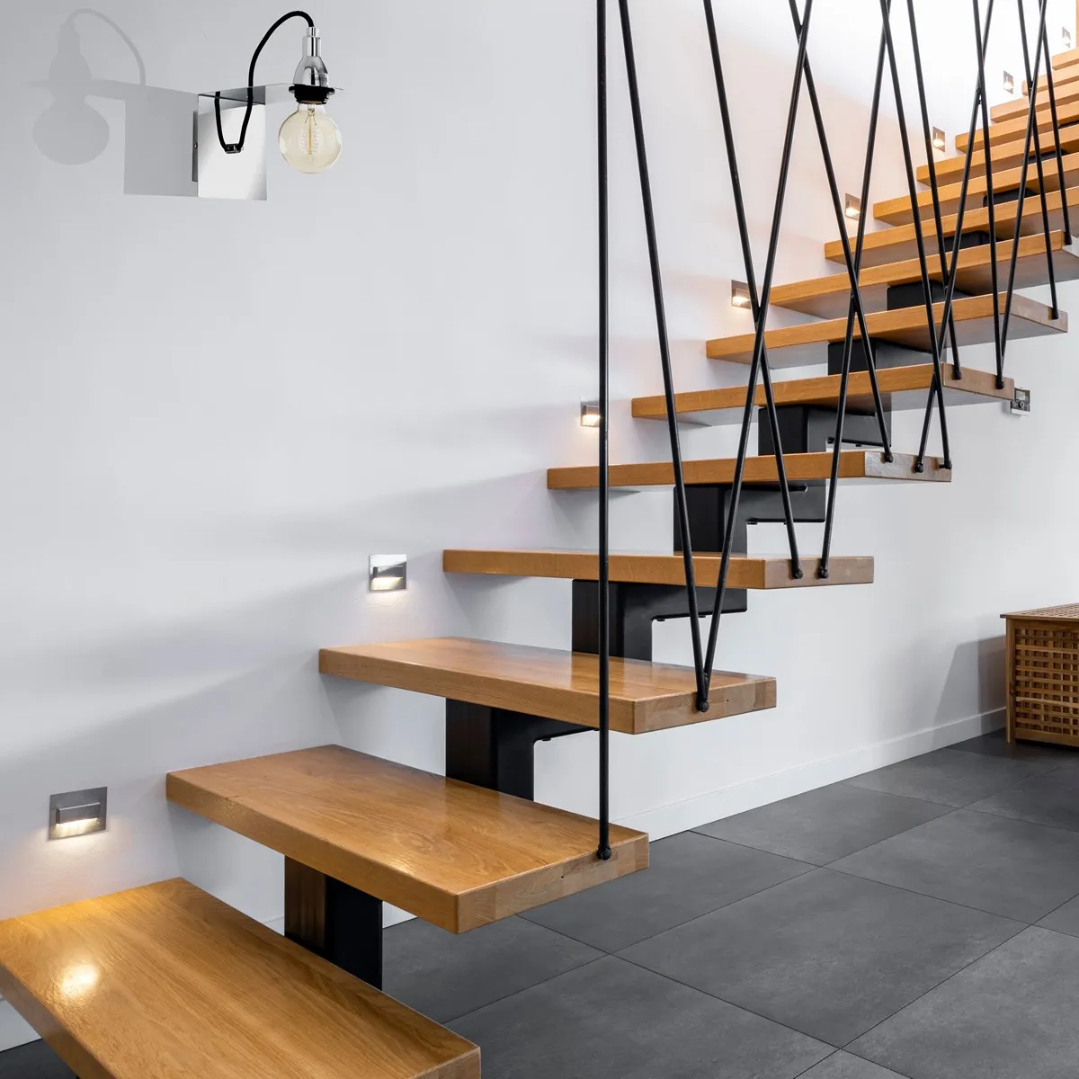 Applique Genius Tomasucci accesa sopra i gradini