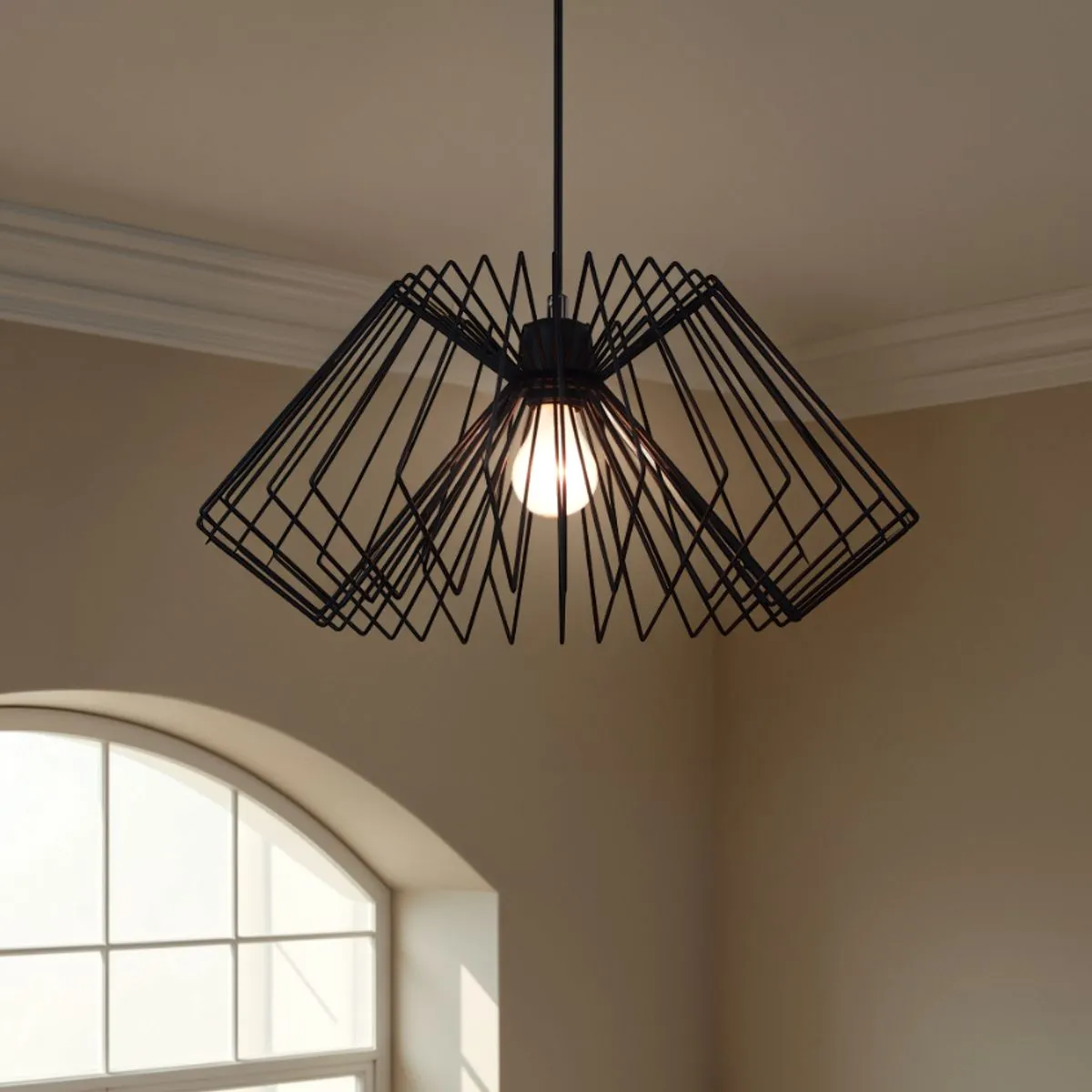 Lampadario Cage Tomasucci in metallo nero in una stanza