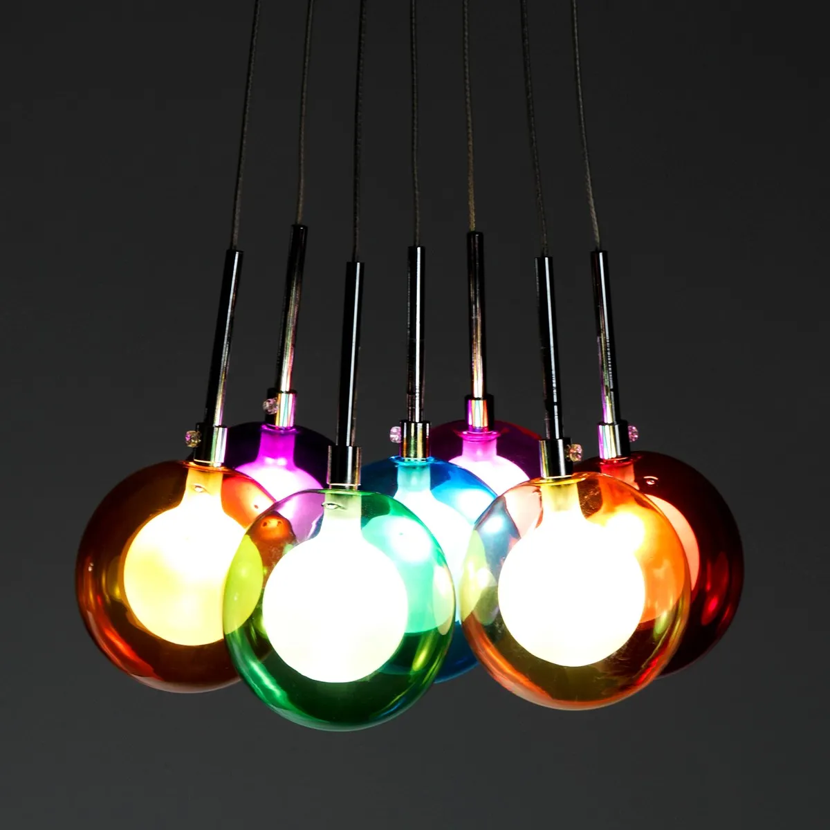 Lampadario Spheres Color Tomasucci acceso su fondo nero