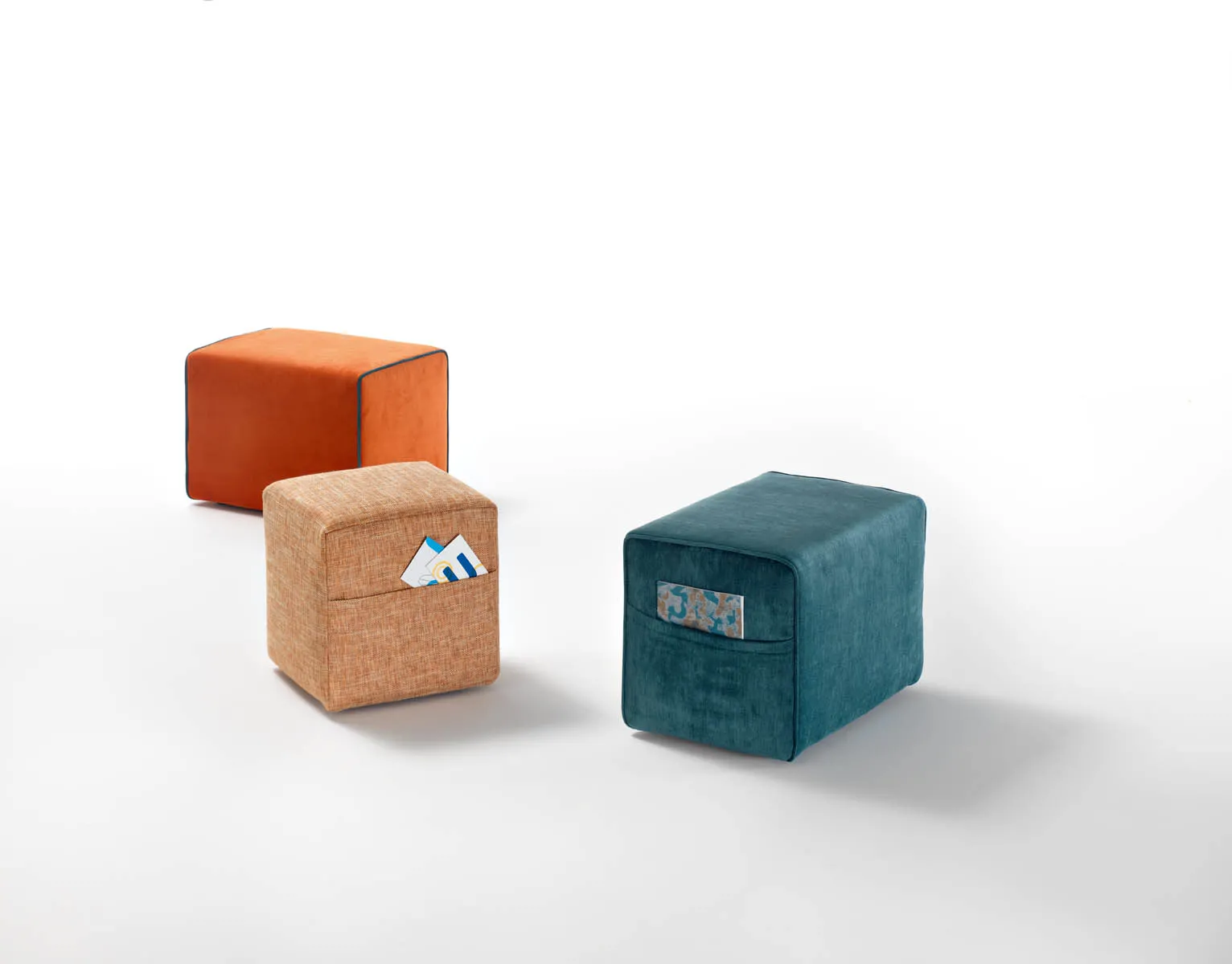 Pouf Tic-Tac Samoa a cubo con tasca laterale, in arancio, cuoio e ottanio