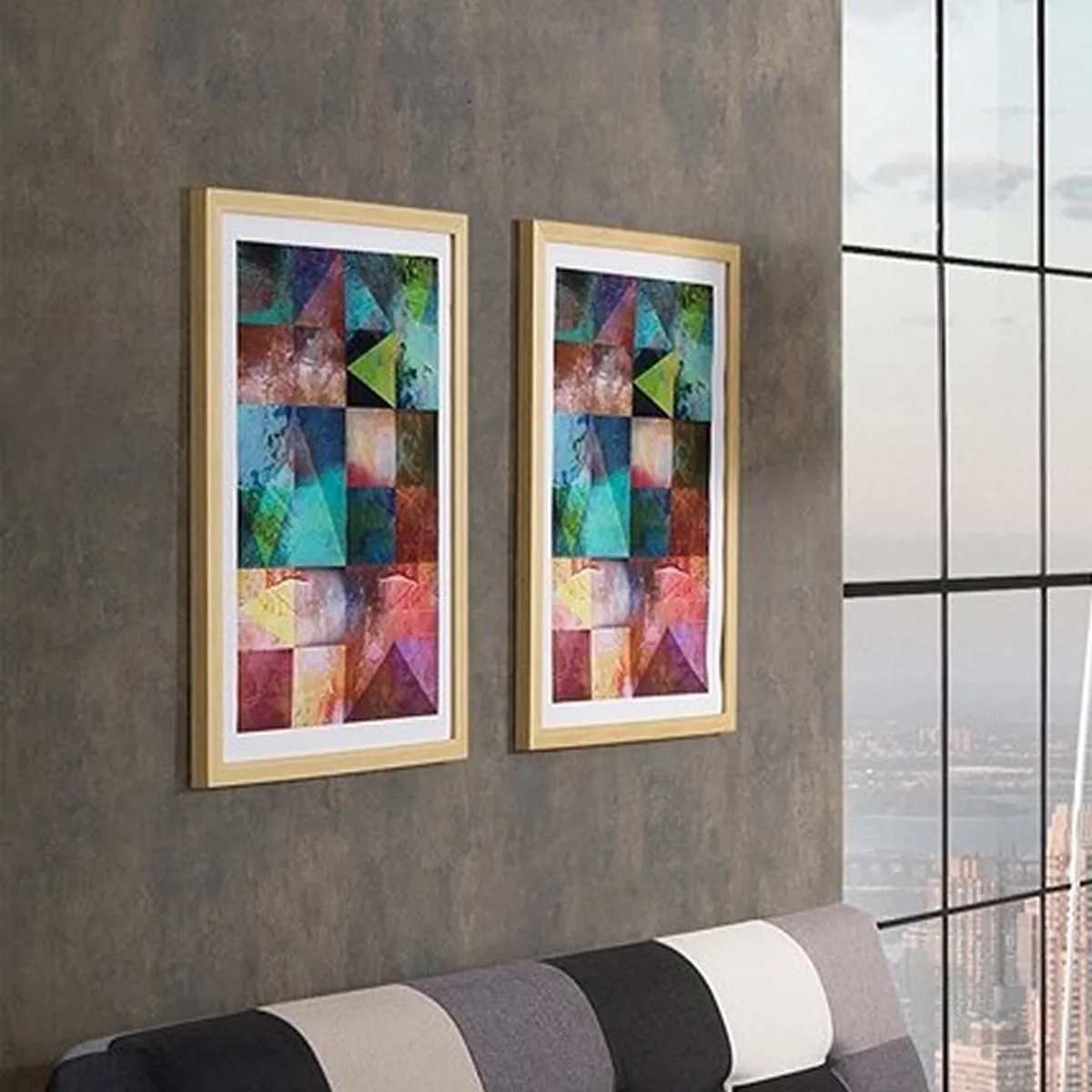 Quadri Geometrical Colours Tomasucci affiancati sopra un divano