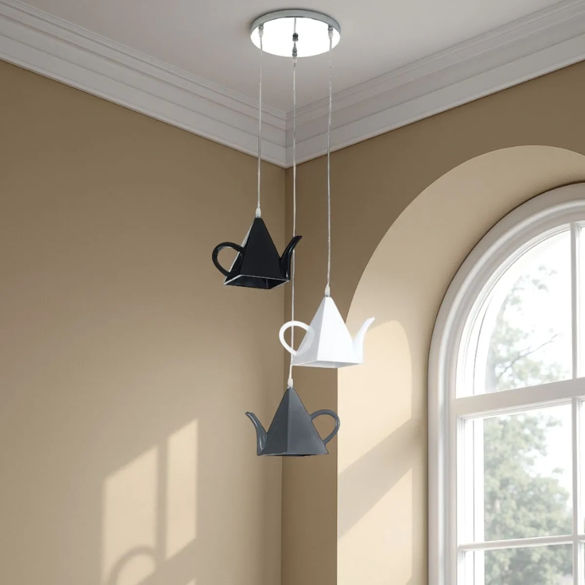 Lampadario Pot Tomasucci con tre teiere in una cucina