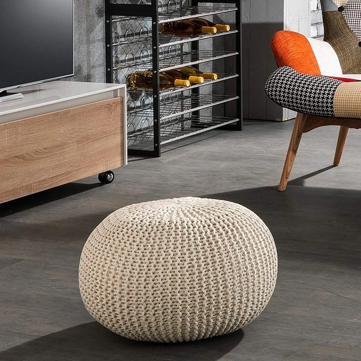 Pouf Like Tomasucci in maglia di cotone panna in un soggiorno