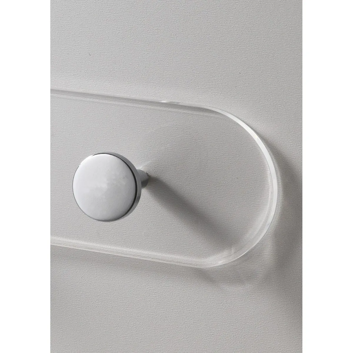 Dettaglio dei ganci cromati dell'appendiabiti 4you Tomasucci