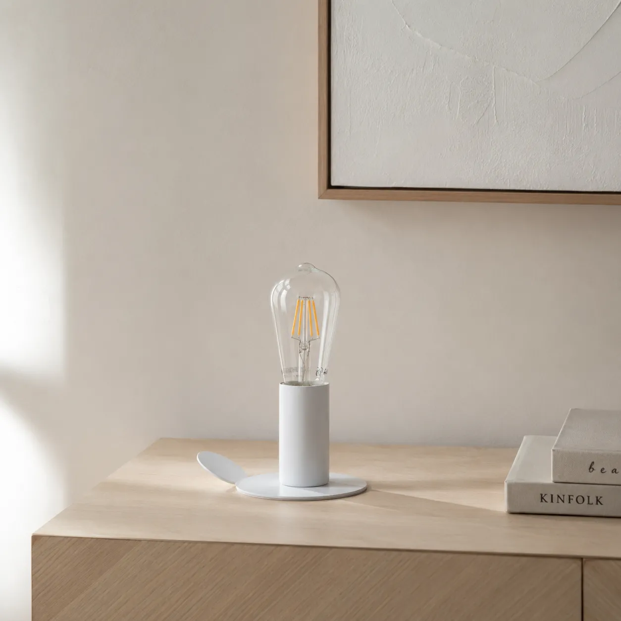 Lampada da tavolo Magic Tomasucci bianca su un comodino