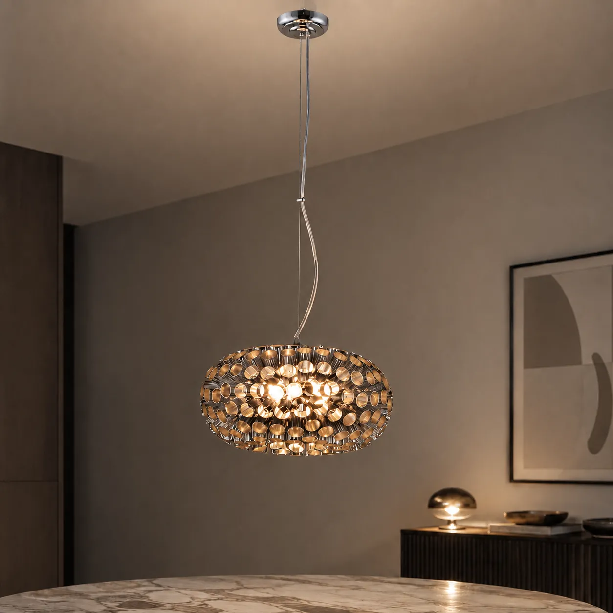 Lampadario Meteora Tomasucci cromato in un ambiente arredato