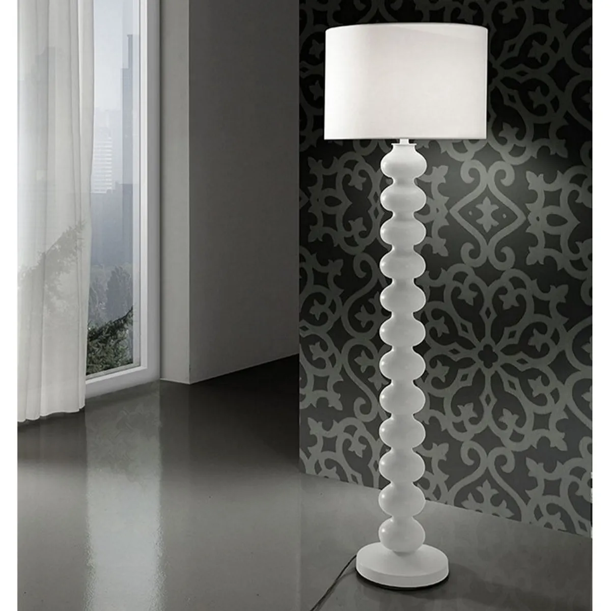 Lampada da terra Vanity Tomasucci bianca con stelo a sfere ambientata