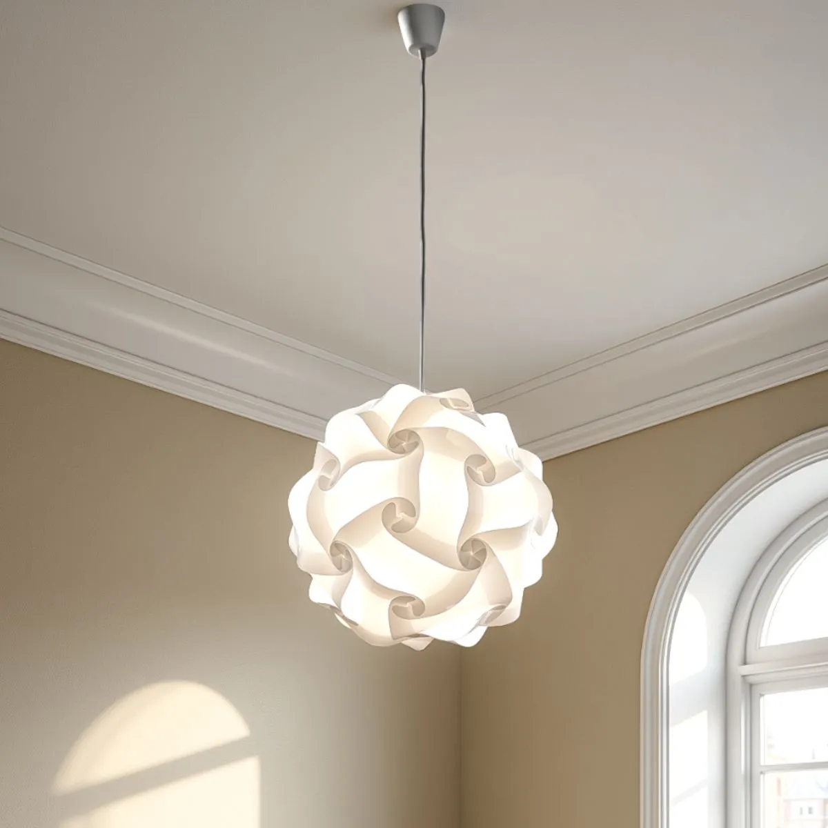 Lampadario Rullo Tomasucci bianco in una stanza