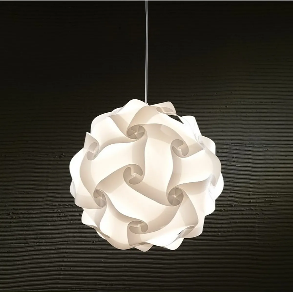 Lampadario Rullo Tomasucci acceso su fondo scuro