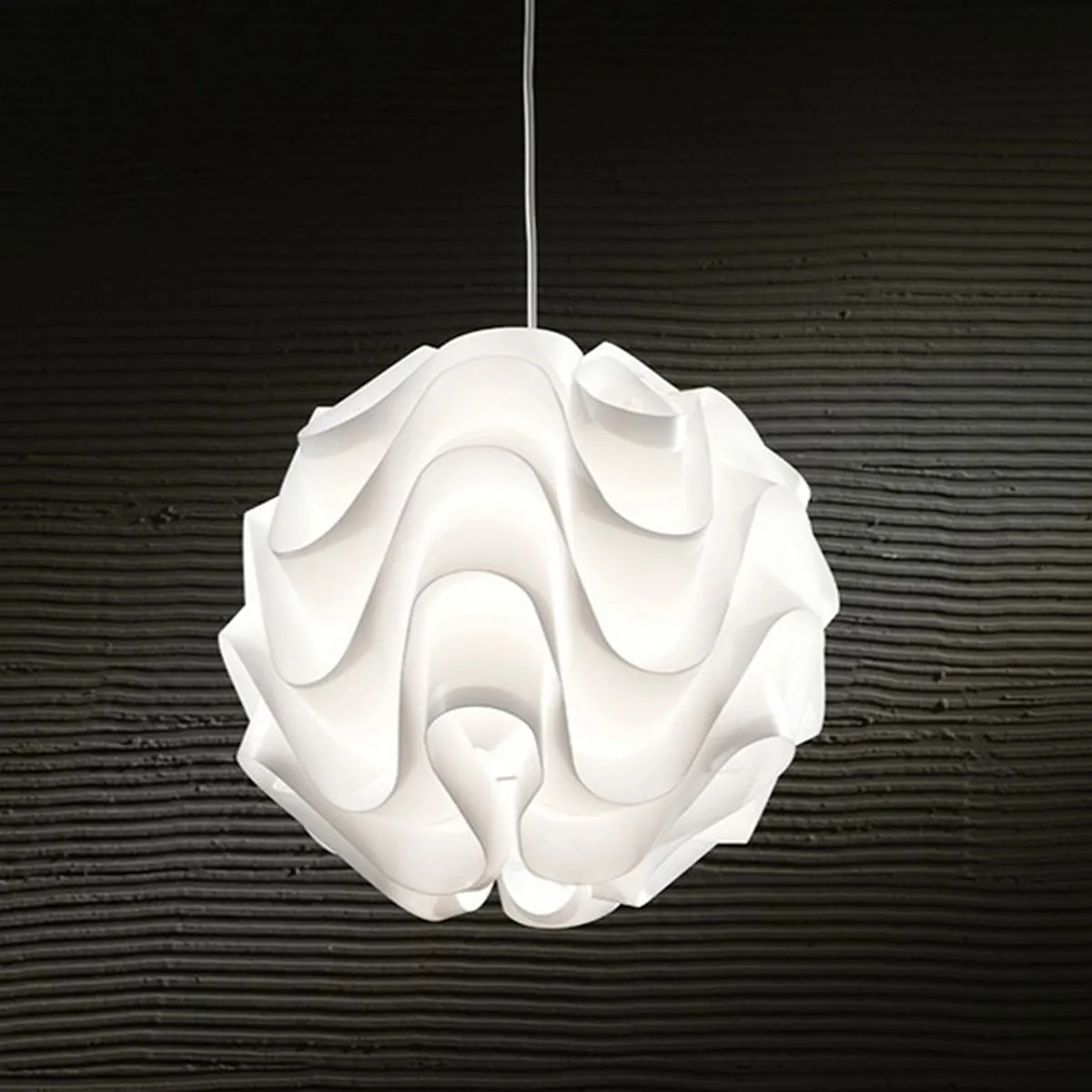 Lampadario Mix White Tomasucci a fasce ondulate su fondo scuro