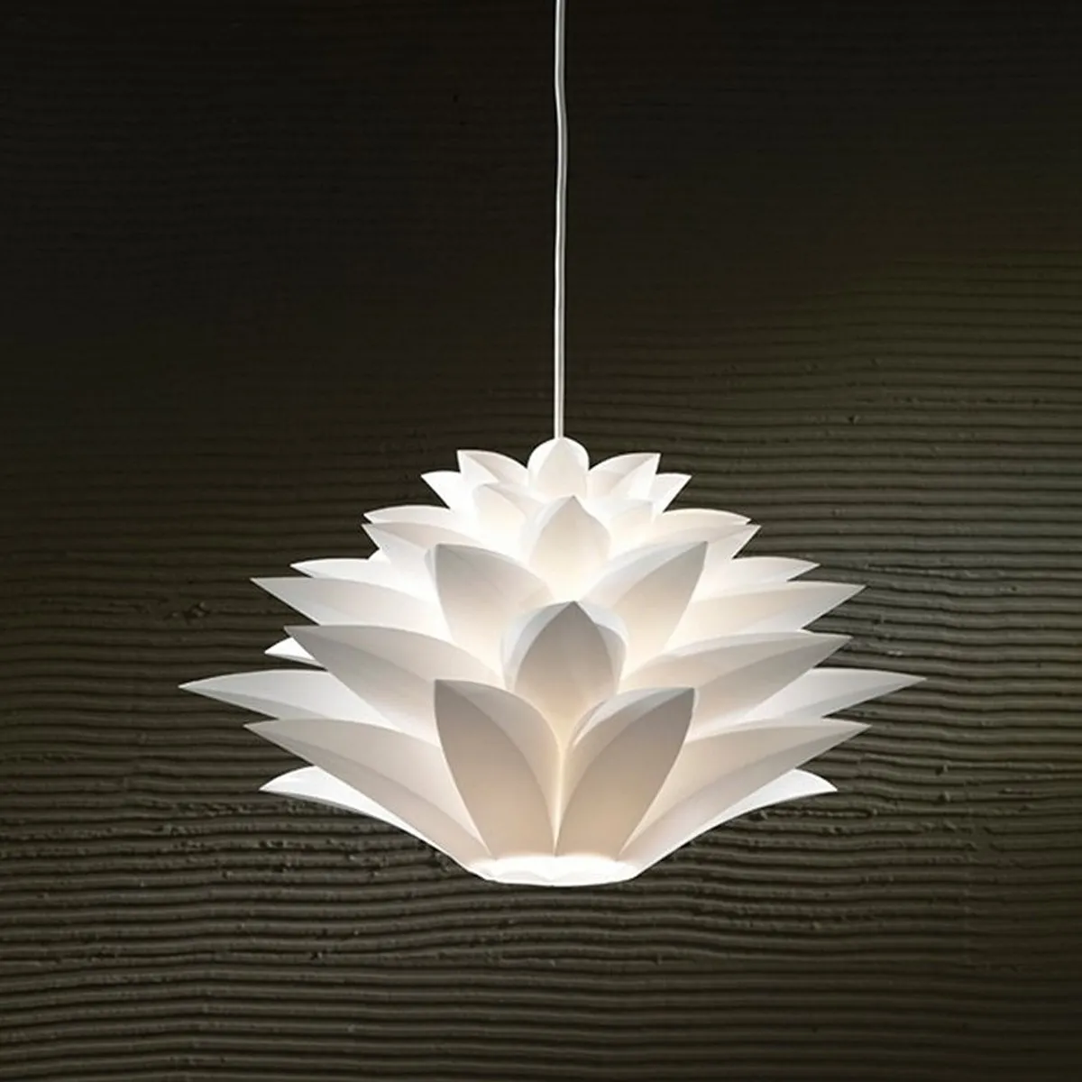 Dettaglio dei petali sovrapposti del lampadario Petalo Tomasucci