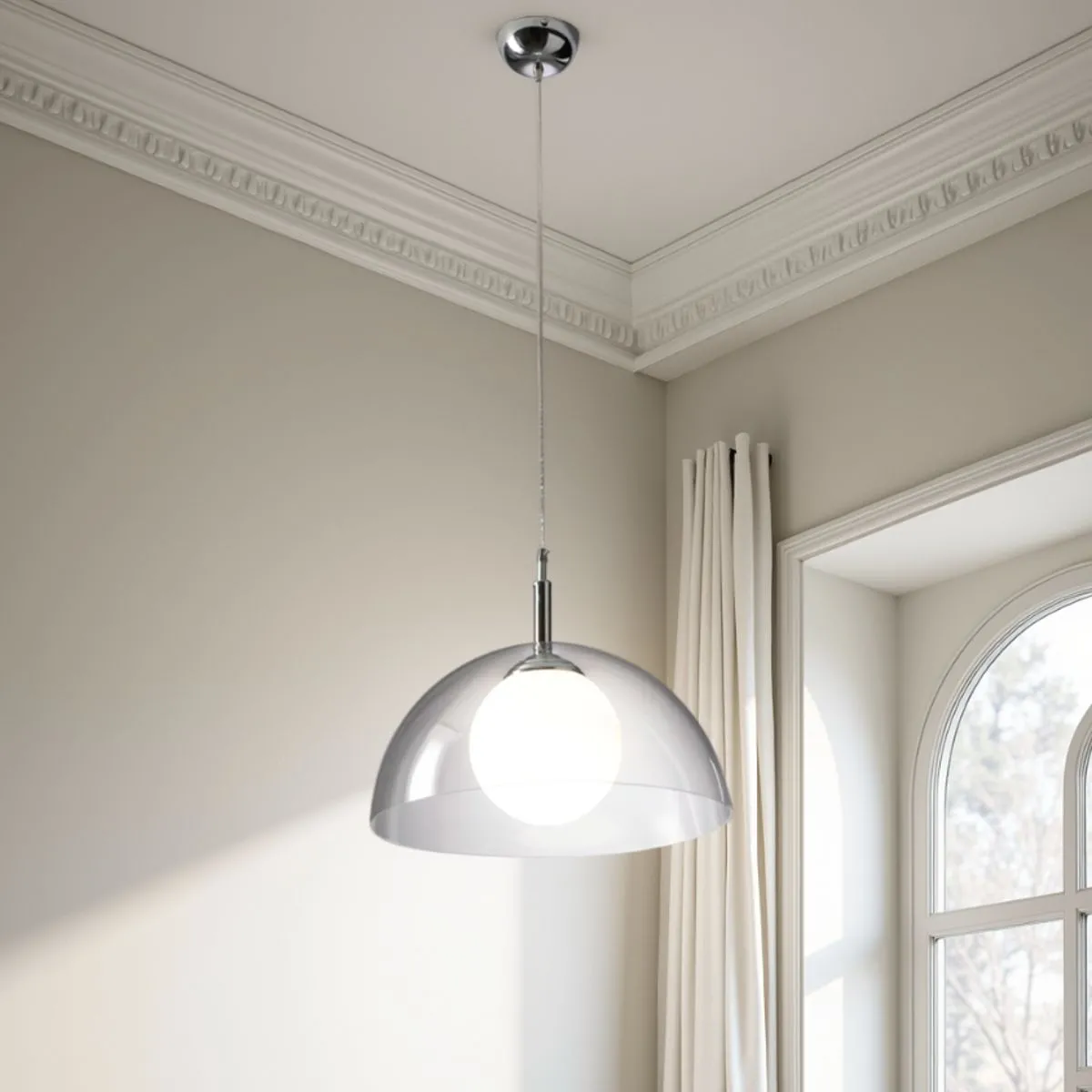 Lampadario Genny Tomasucci con cupola trasparente in una stanza