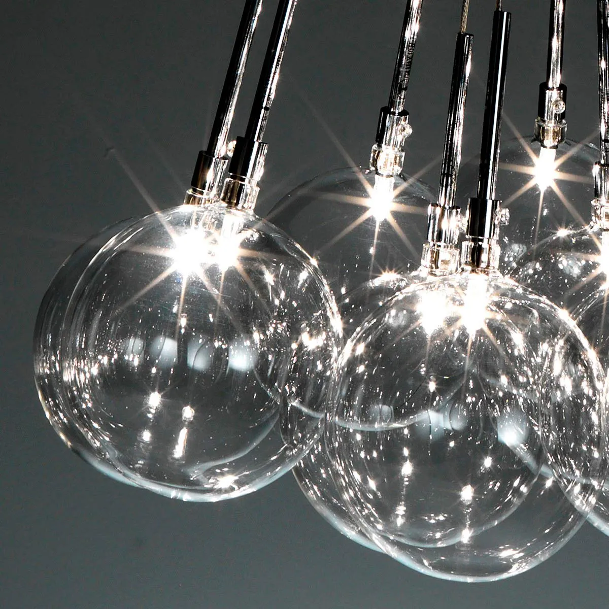 Particolare delle sfere in vetro accese del lampadario Balls Tomasucci