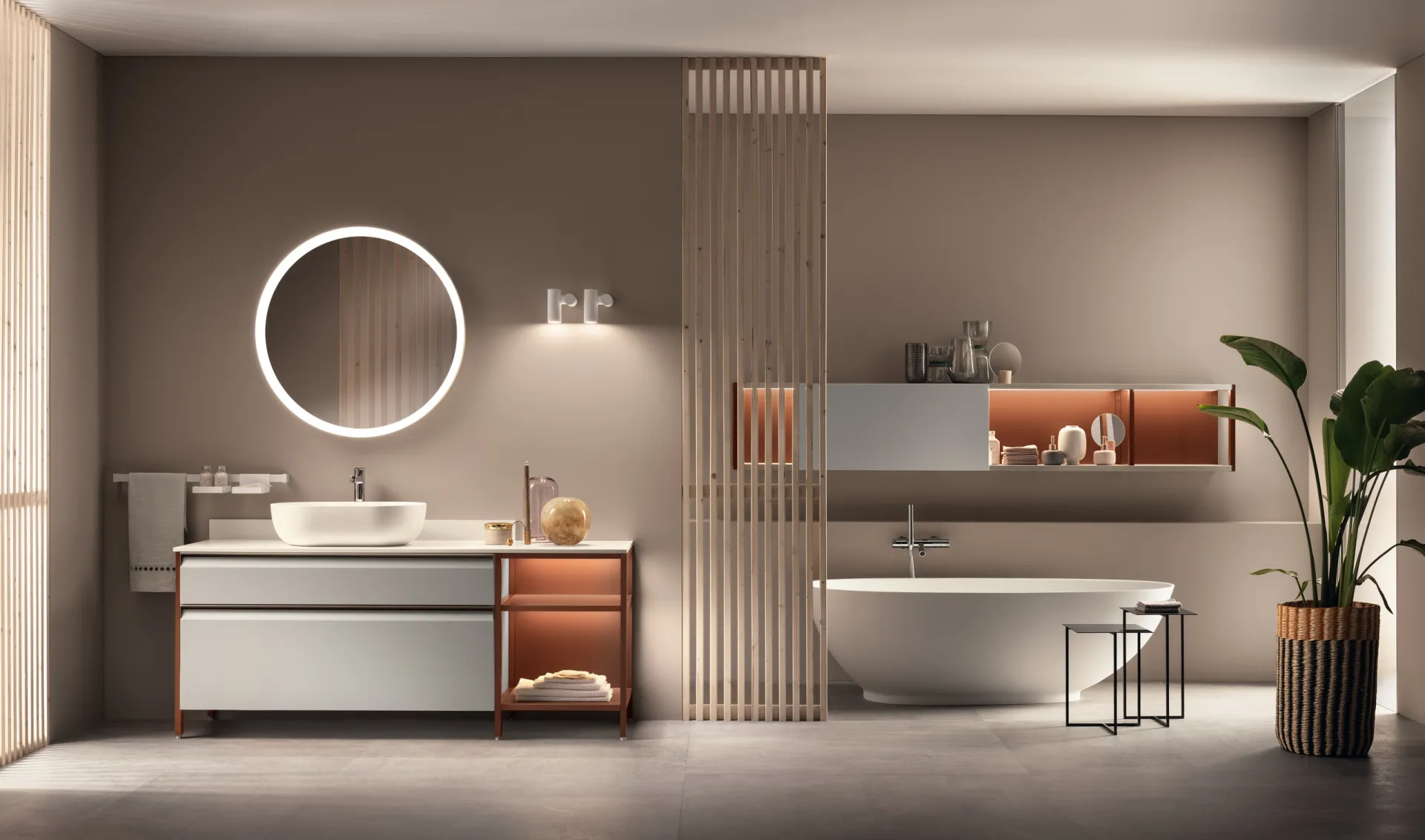 Bagno Formalia Scavolini con base bianca, specchio tondo retroilluminato e vasca dietro un divisorio a listelli