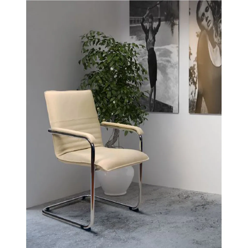 Sedia Cyndy Unisit beige accanto a una pianta