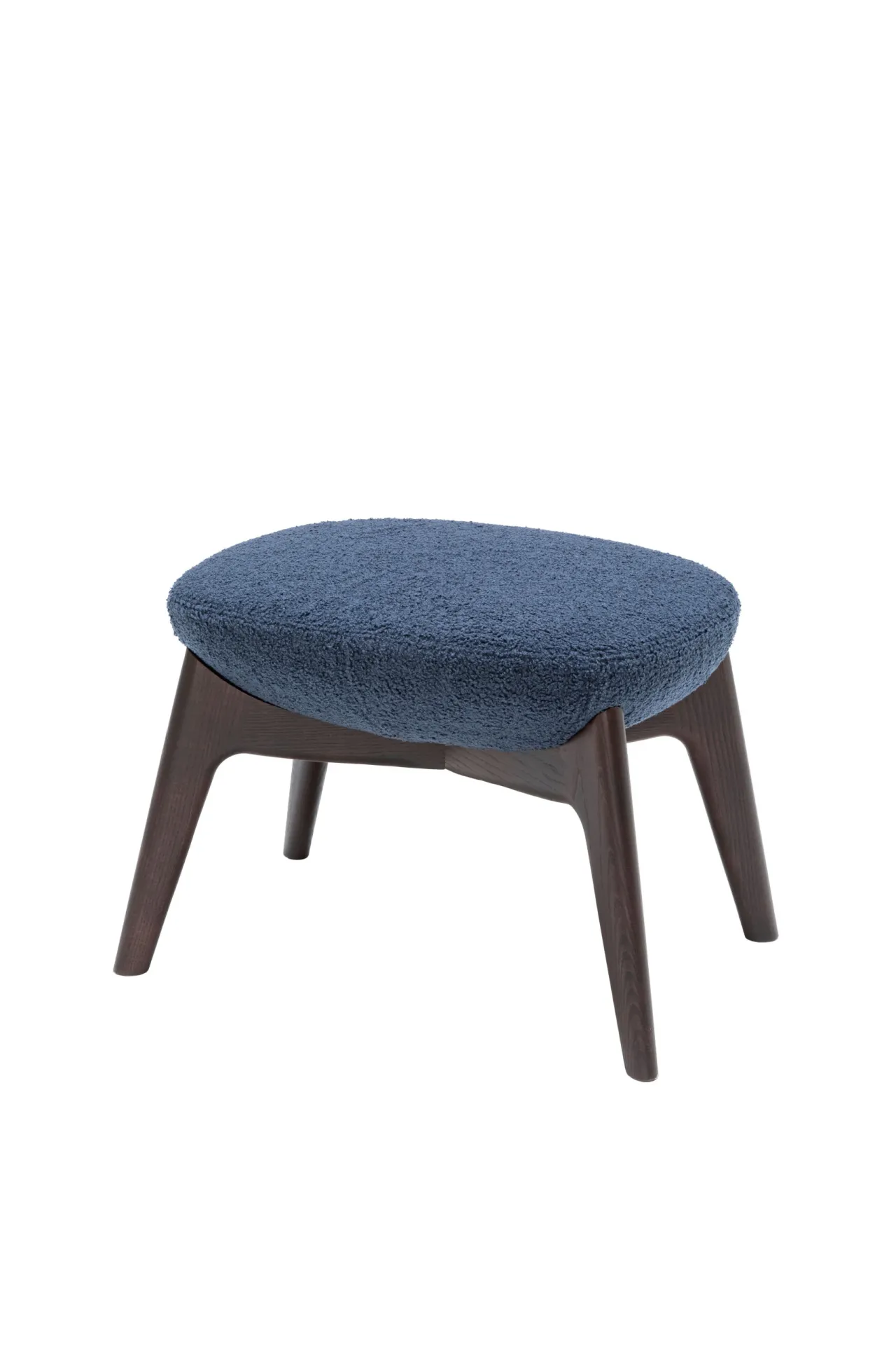 Poggiapiedi Samoa con cuscino ovale blu su base in legno scuro, su fondo bianco