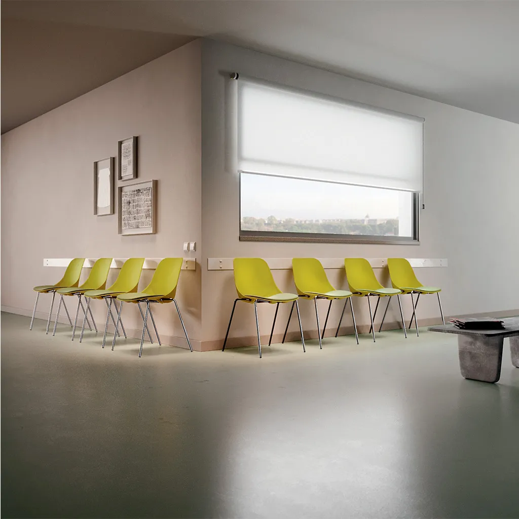 Sedie Quick Unisit gialle allineate in una sala d'attesa