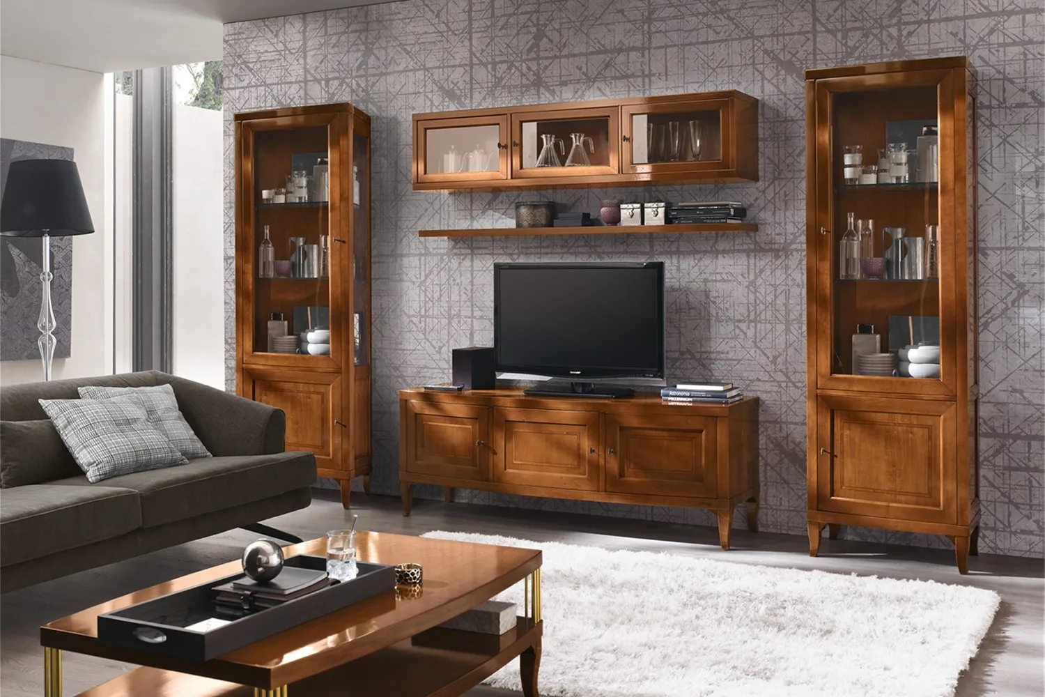 Soggiorno classico con la base porta TV Ottante Le Fablier fra due vetrine