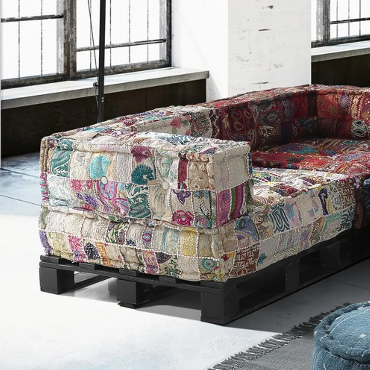 Moduli Yara Tomasucci in patchwork multicolore su bancali in legno nero