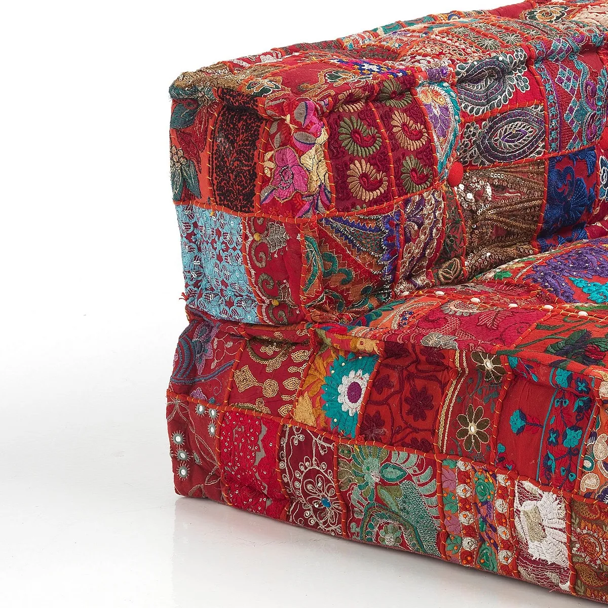 Dettaglio del patchwork ricamato del divano Maxi Yara High