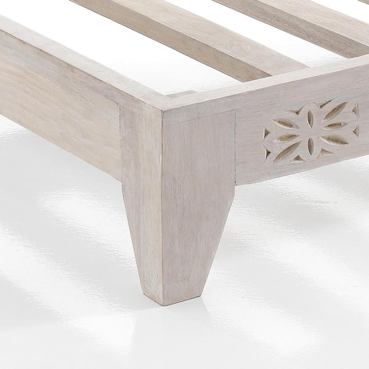 Dettaglio della base in legno intagliato della chaise longue Yara Wood
