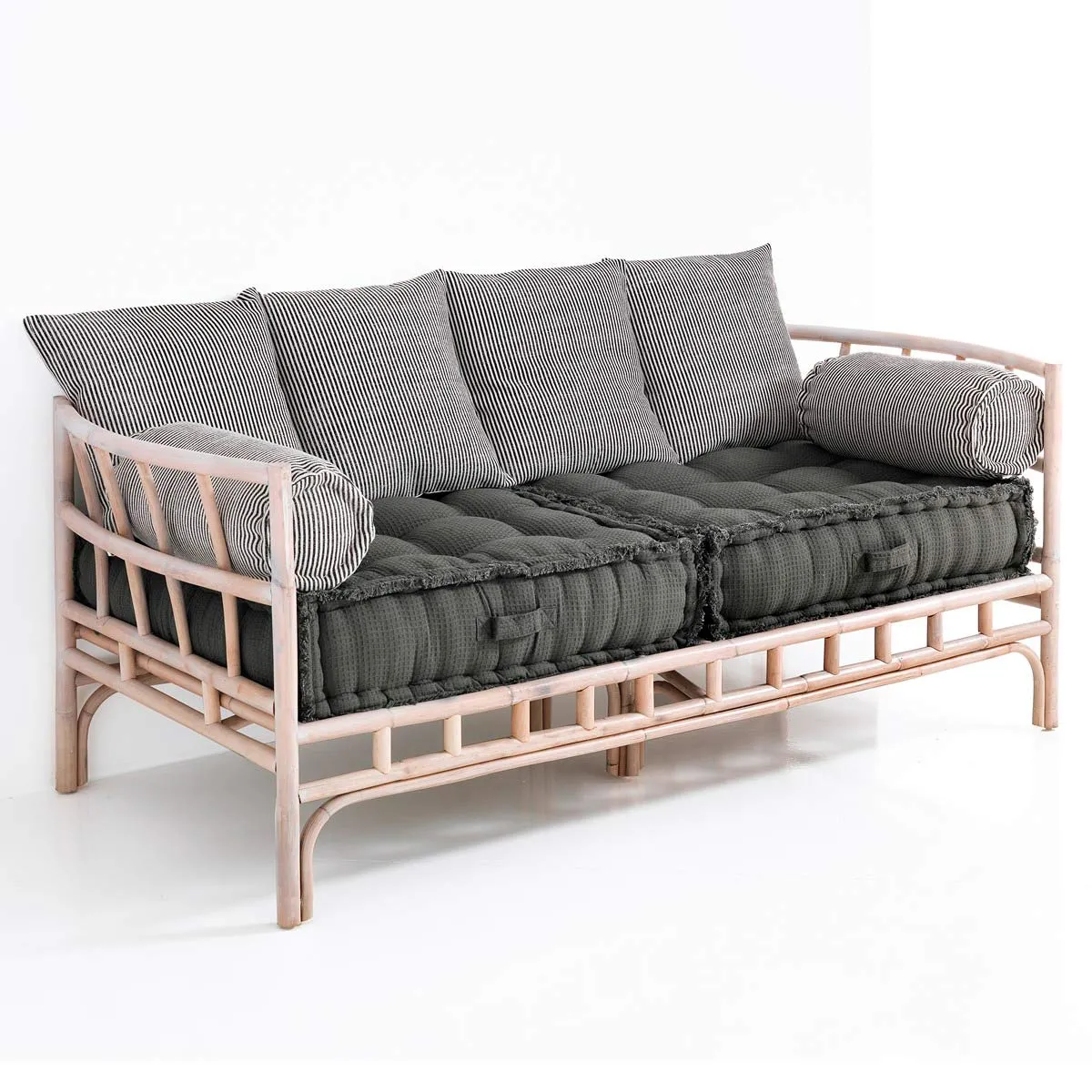 Divano Julia-E Tomasucci in rattan con cuscini in cotone grigio