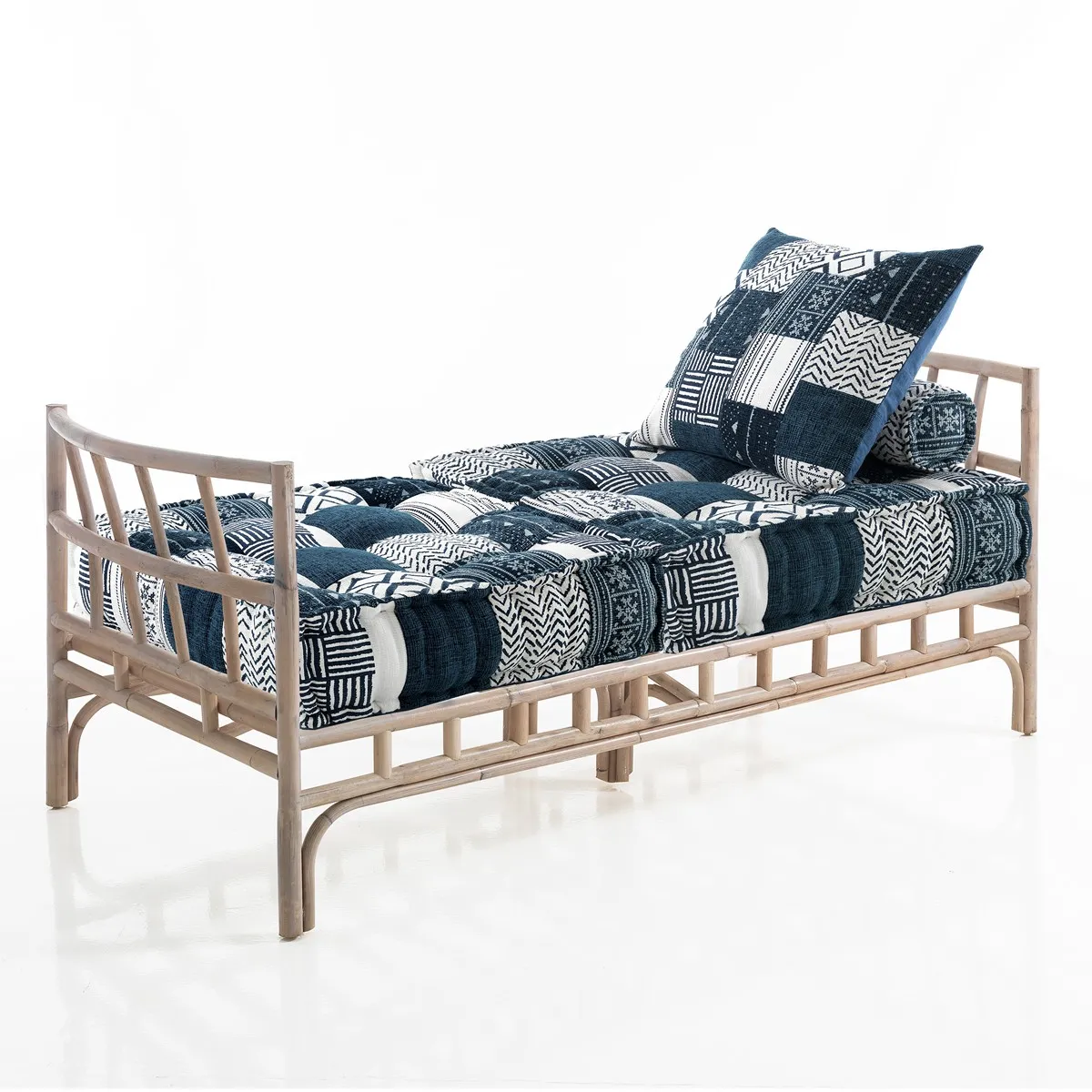 Divano Julia-D Tomasucci con cuscini in cotone patchwork blu e bianco