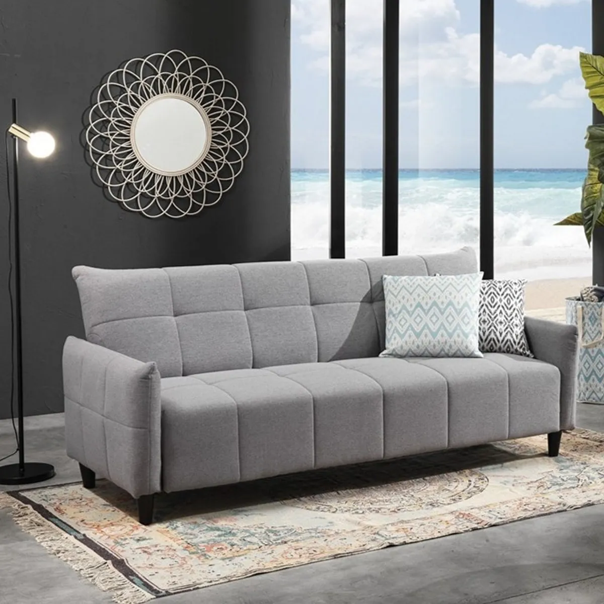 Divano letto Kiry Tomasucci grigio in soggiorno vista mare