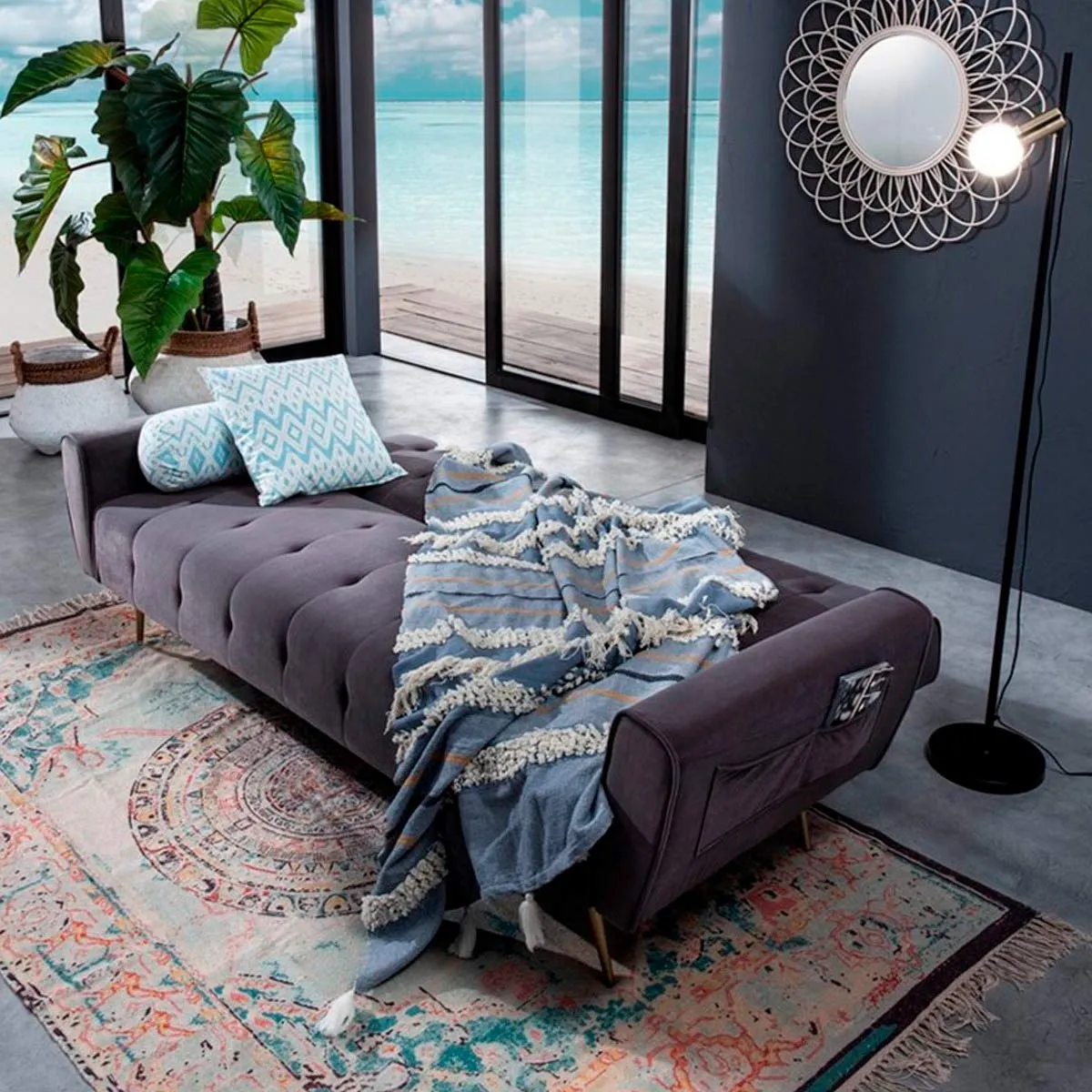 Divano Premier Tomasucci aperto a letto con plaid