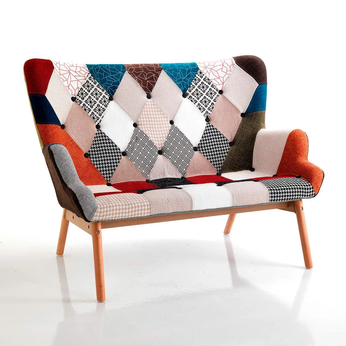 Divano Kaleidos-G Tomasucci in patchwork con gambe in legno