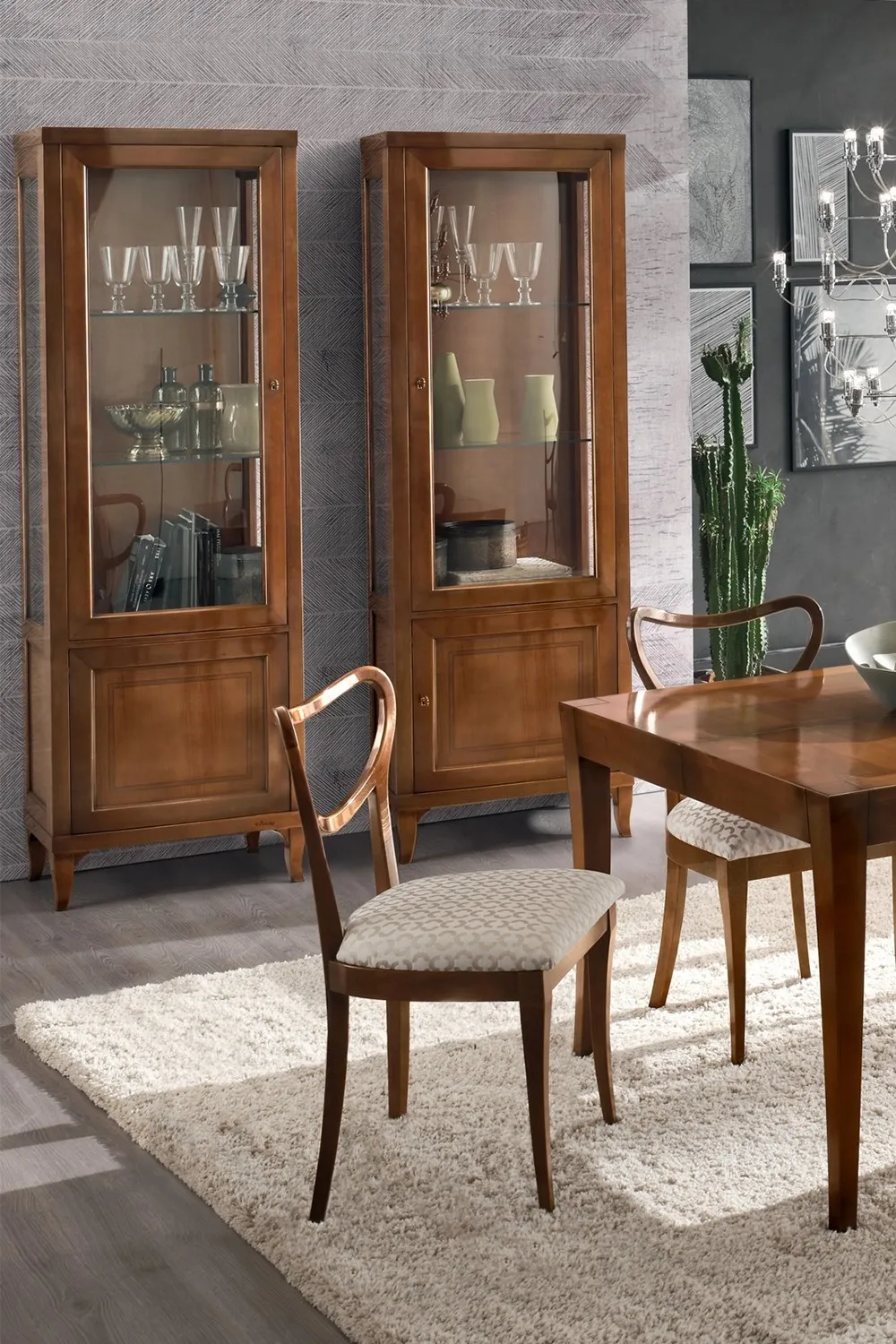 Due argentiere classiche Ambrosia Le Fablier in una sala da pranzo con tavolo e sedie