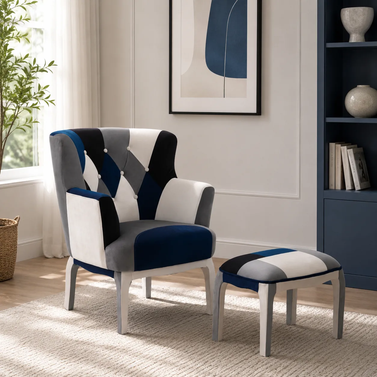 Poltrona Kaleidos-E Blue Tomasucci con pouf accanto alla finestra