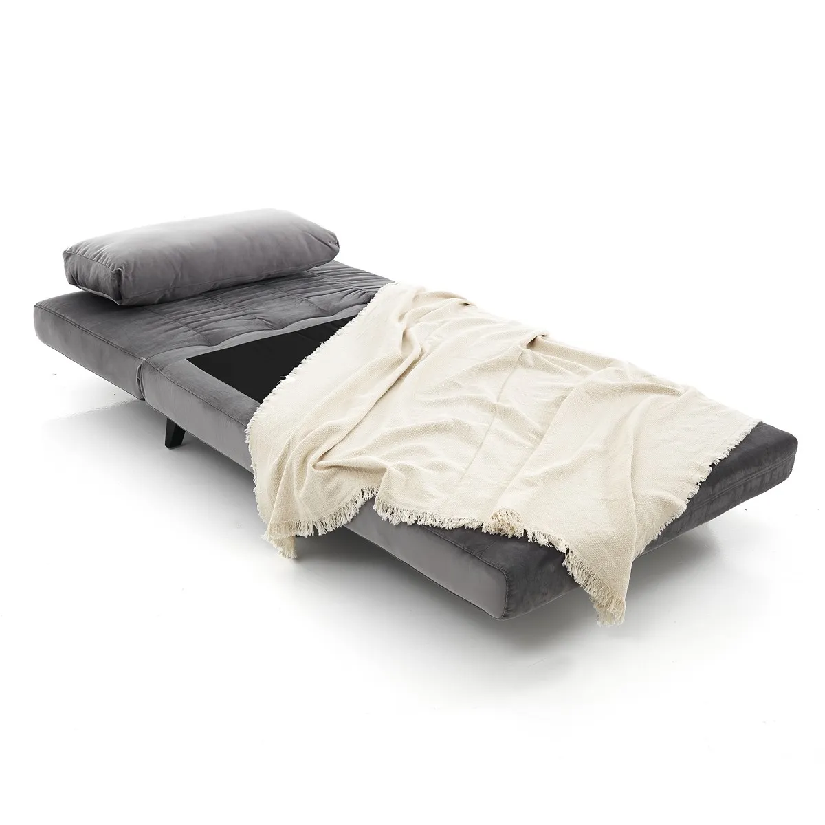 Poltrona Yole Tomasucci aperta a letto con plaid
