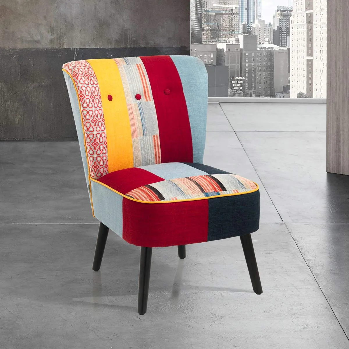 Poltroncina Kaleidos-L Tomasucci in patchwork su un balcone