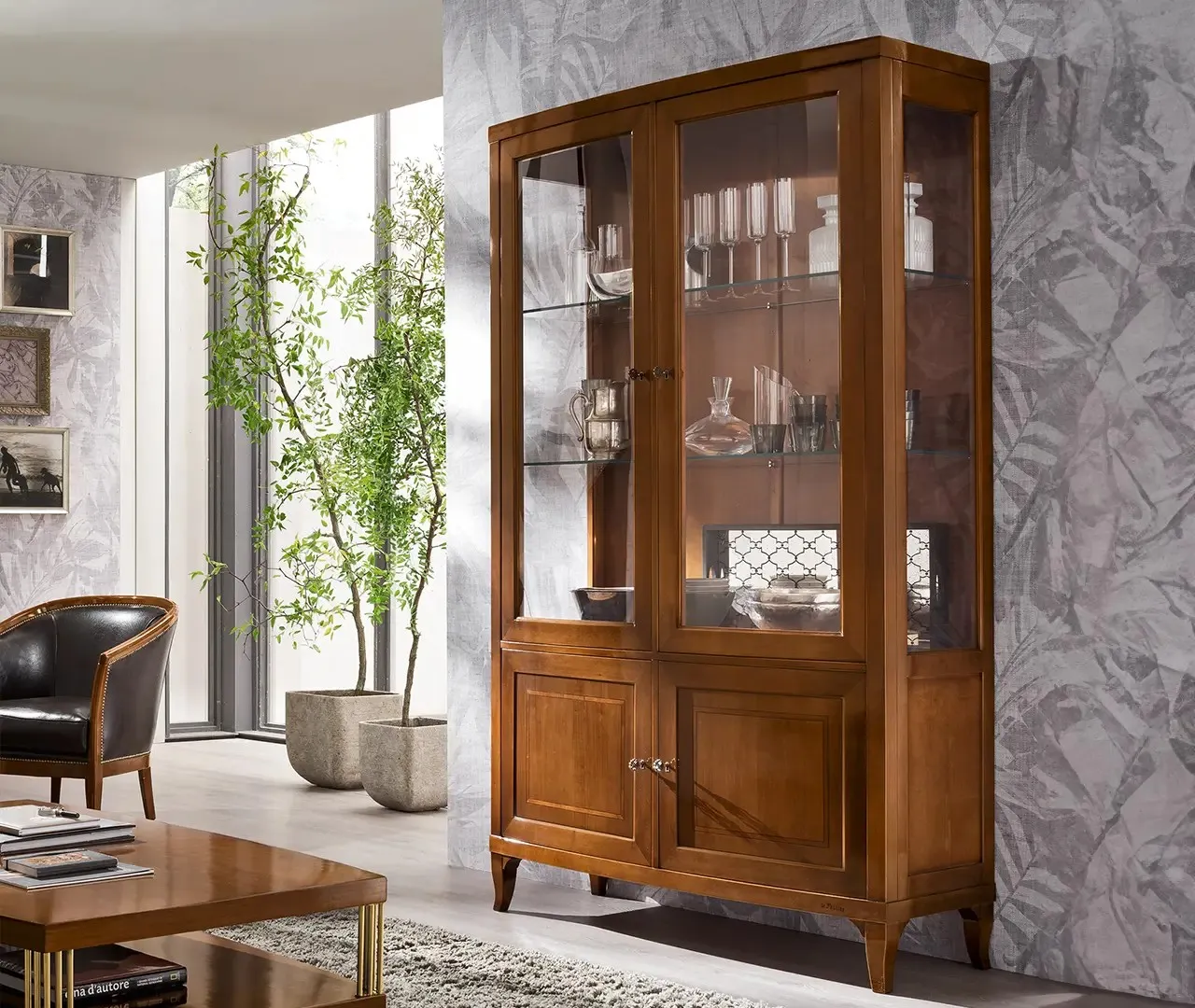 Argentiera classica Fenice Le Fablier in tiglio con ante in vetro sopra e in legno sotto