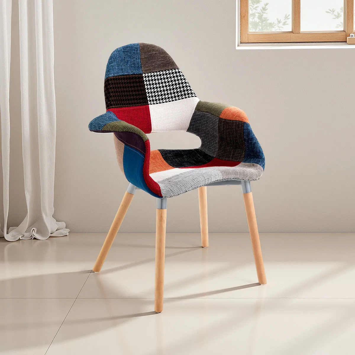 Poltrona Kaleidos-H Tomasucci in patchwork in una stanza luminosa