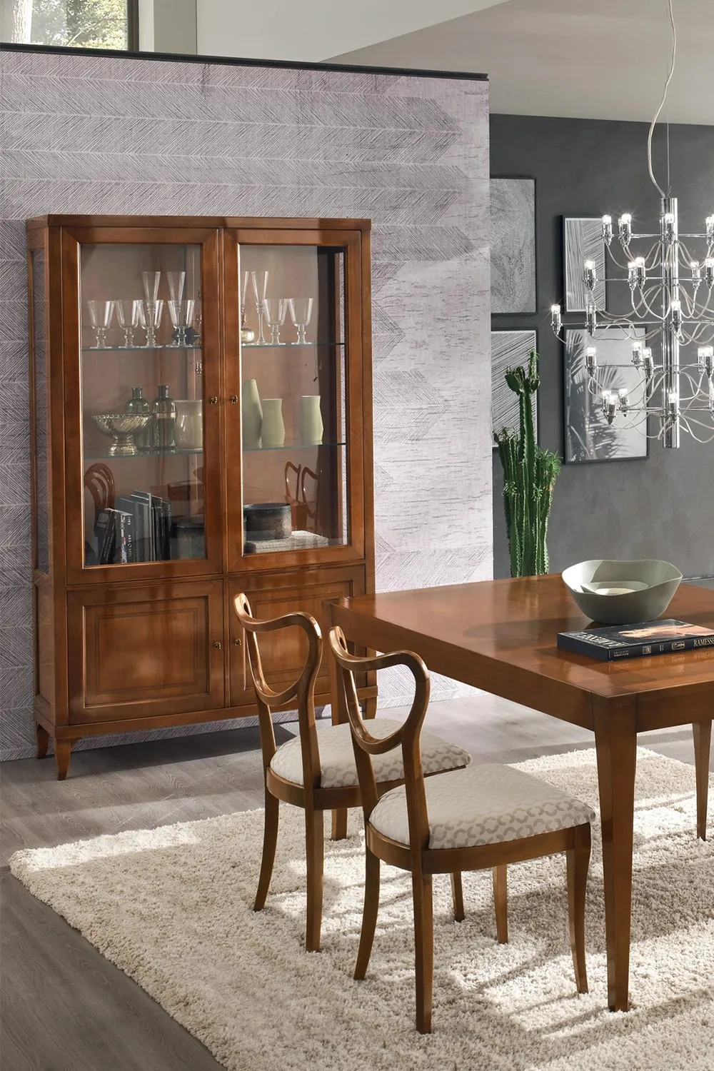 Argentiera Fenice Le Fablier in una sala da pranzo, accanto al tavolo